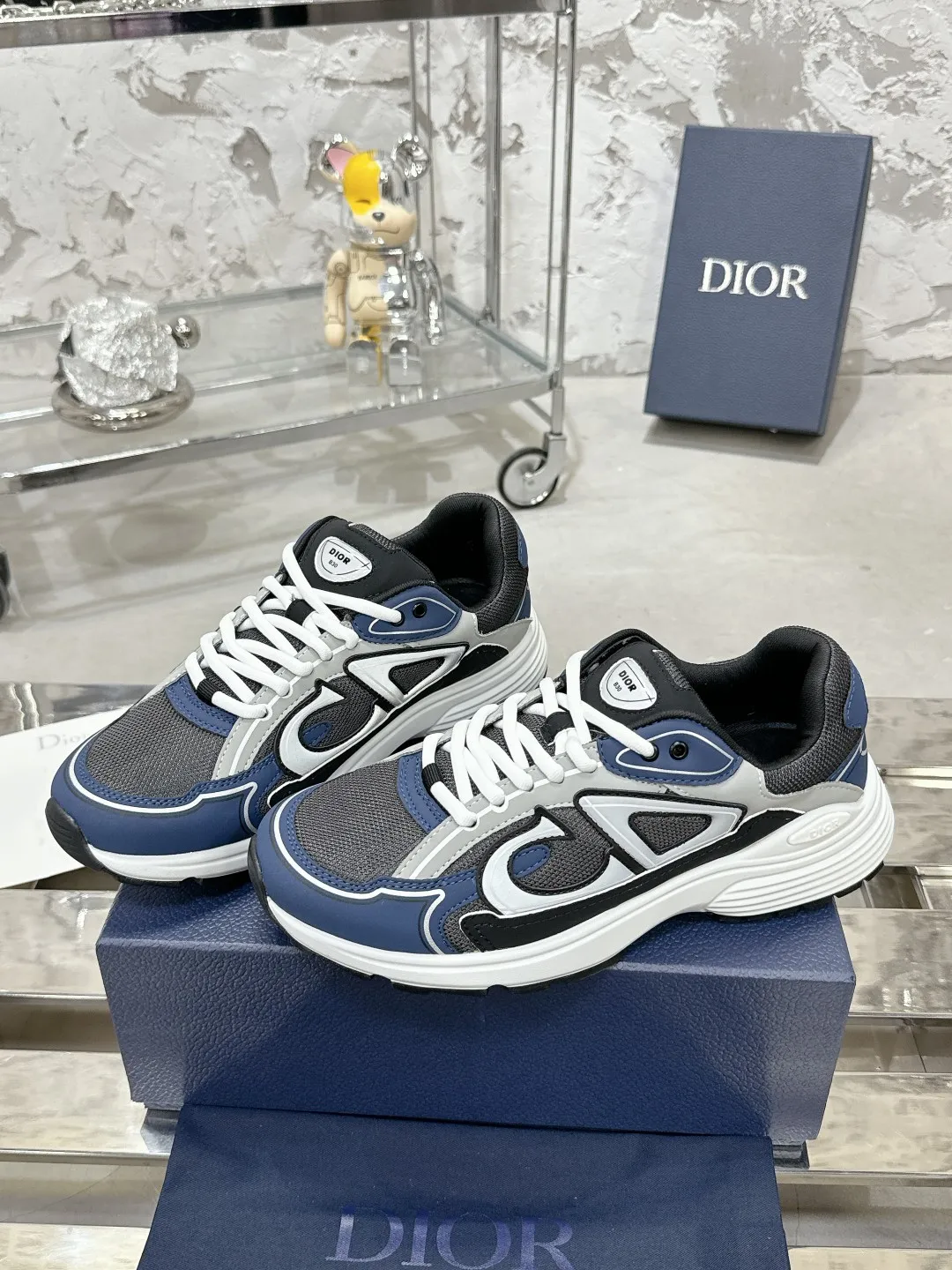 Men's men's shoes 💰600❤️❤️❤️High version Dior Dior's latest color matching B30 series reflective dad sneakers original 17380💰 purchased for development and production Brand new B30 sneakers Dad Shoes style shoes that follow the trend of the retro market The Dior logo on the tongue also indicates that this pair of shoes is the B30 model! B30 uses fine-textured leather and mesh cloth materials to form a shoe body. There are conspicuous letters CD on both sides of the shoe body to indicate identity. Many lines on the shoe body outline details to make the shoes look less monotonous and full of retro flavor. The delivery counter is exquisitely packaged🛍📦 ▪️Fabric: Original customized technical fabric + mesh ▪️Inner lining: Customized breathable lining ▪️Outsole: Original molded IP foam + TPU outsole ▪️Sole thickness: 3.5CM ▪️Size: Women’s size 35-40 / Men’s size 39-46